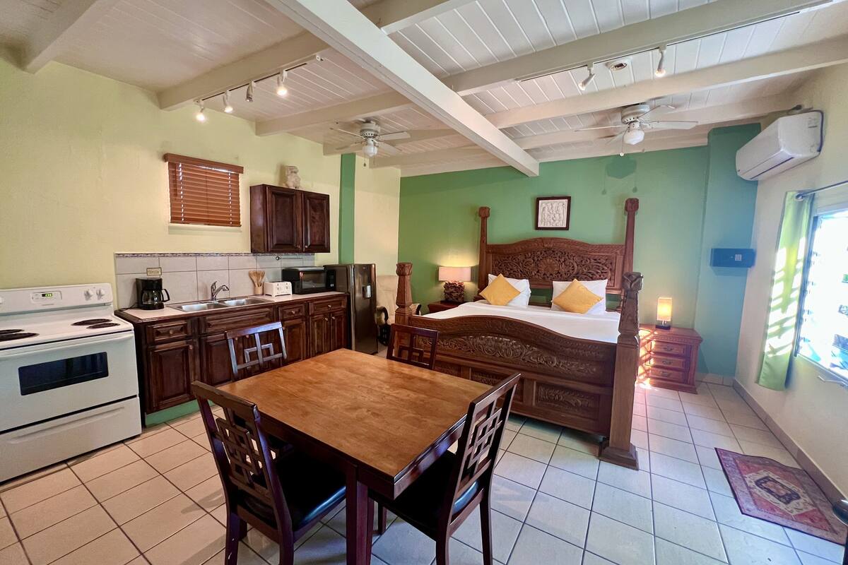 suite, one king bed, non-smoking (tropical suite) | premium bedding, in-room safe, bed sheets