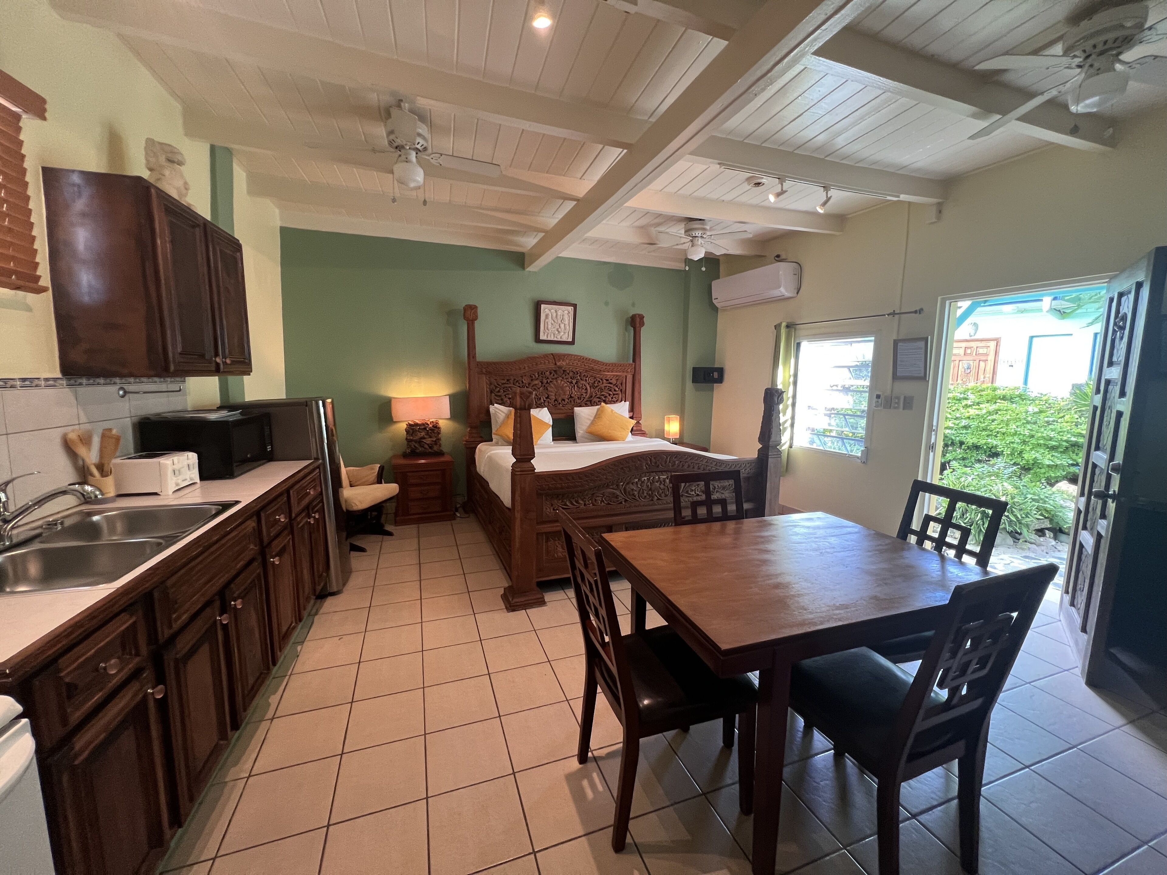 套房一张特大床不可吸烟 (Tropical Suite) | 高档床上用品、客房内保险箱、床单