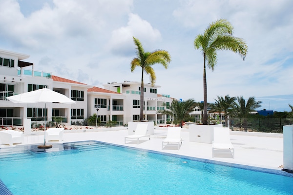 Una piscina al aire libre