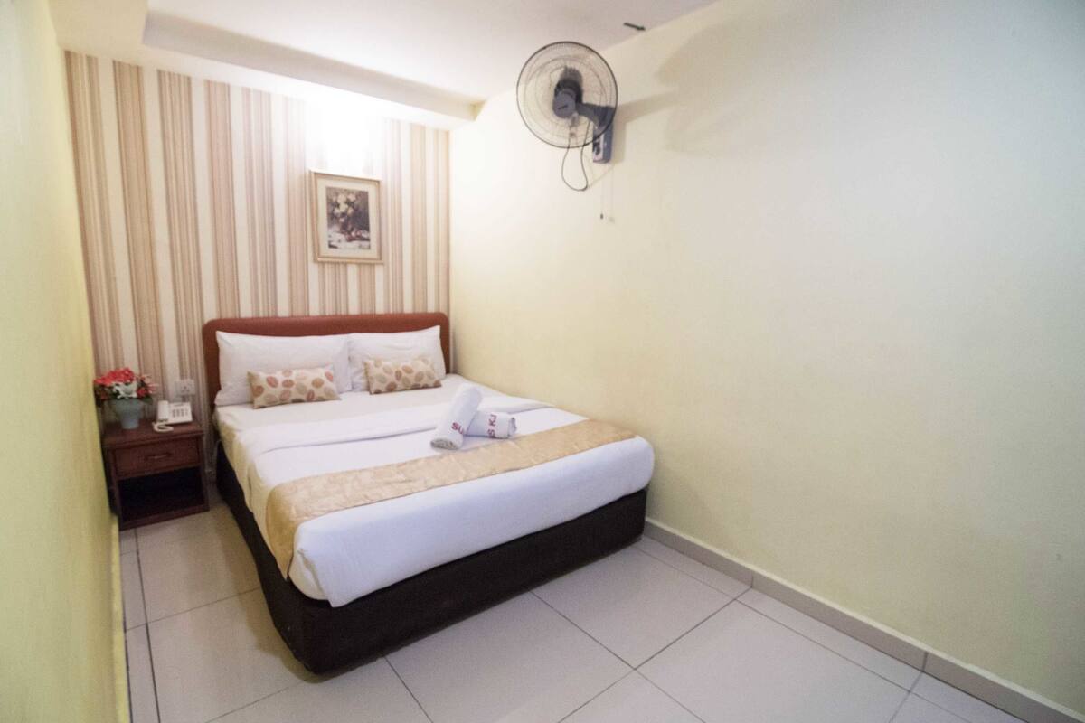 Deluxe No Window | 1 bedroom, desk, iron/ironing board (on request), WiFi (free)