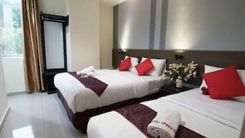 Desk, soundproofing, free WiFi, bed sheets