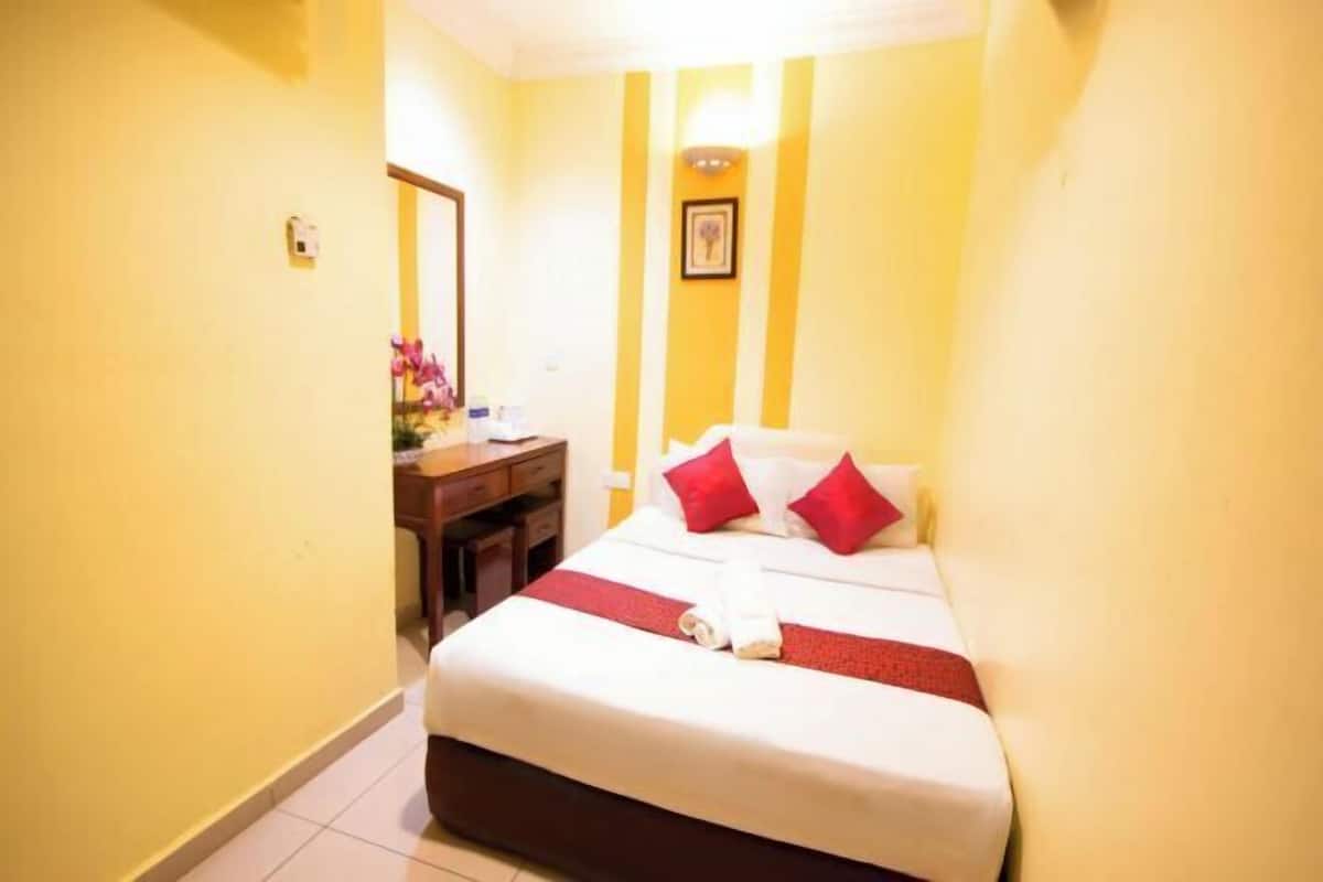 Meja, kalis bunyi, Wi-fi percuma, cadar katil