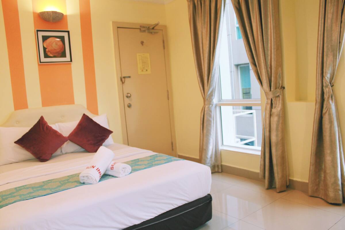 Family 5 with window | Desk, soundproofing, WiFi (free), bed sheets