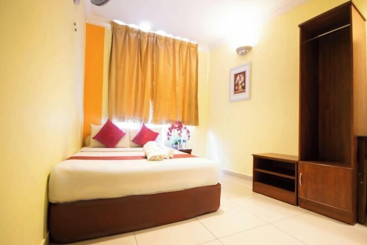 Desk, soundproofing, WiFi (free), bed sheets