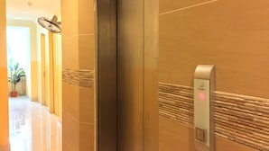 An elevator with a digital display showing the floor number. - Sun Inns Hotel Kota Damansara (Petaling Jaya)