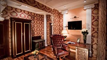 Suite (2 rooms) | Desk, free WiFi, bed sheets, alarm clocks