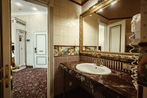 Superior Double Room, 1 Queen Bed | Bathroom | Free toiletries, hair dryer, slippers, towels - Royal Hotel De Paris (Kyiv)