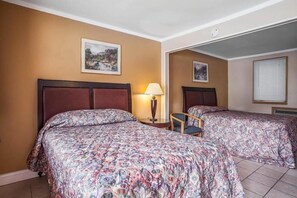 Desk, soundproofing, iron/ironing board, free WiFi - Flamingo Inn (Seaside Heights)