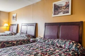 Escritorio, sistema de insonorización y tabla de planchar con plancha 