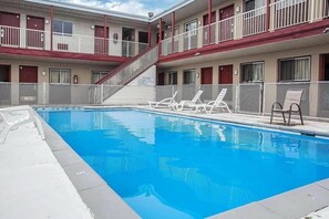 Una piscina al aire libre de temporada