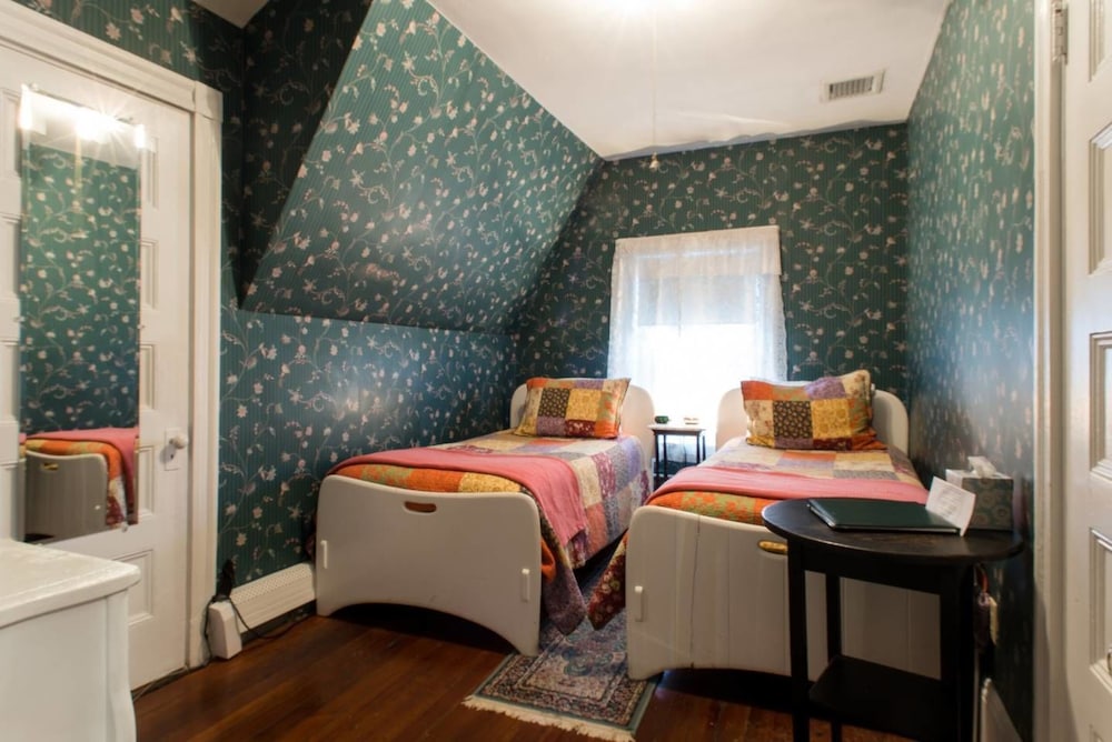 Coolidge Corner Guest House by null