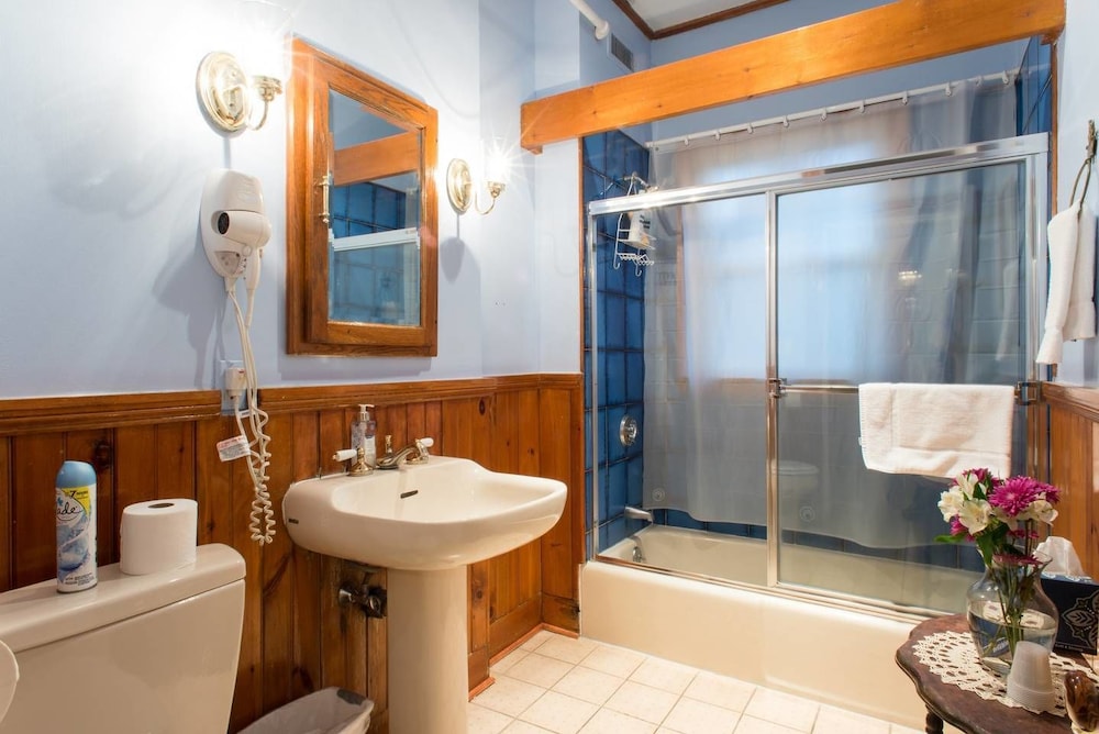 Coolidge Corner Guest House by null