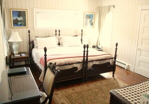 Laptop workspace, iron/ironing board, free WiFi, bed sheets - Coolidge Corner Guest House (Brookline)
