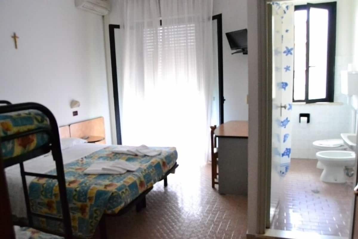 Standard Quadruple Room | In-room safe, desk, free cots/infant beds, free WiFi