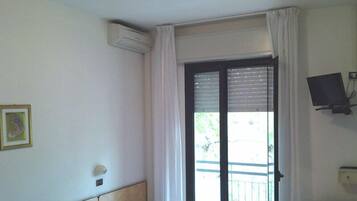 Standard Quadruple Room | In-room safe, desk, free cribs/infant beds, free WiFi