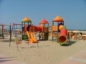 Zona de juegos infantil al aire libre