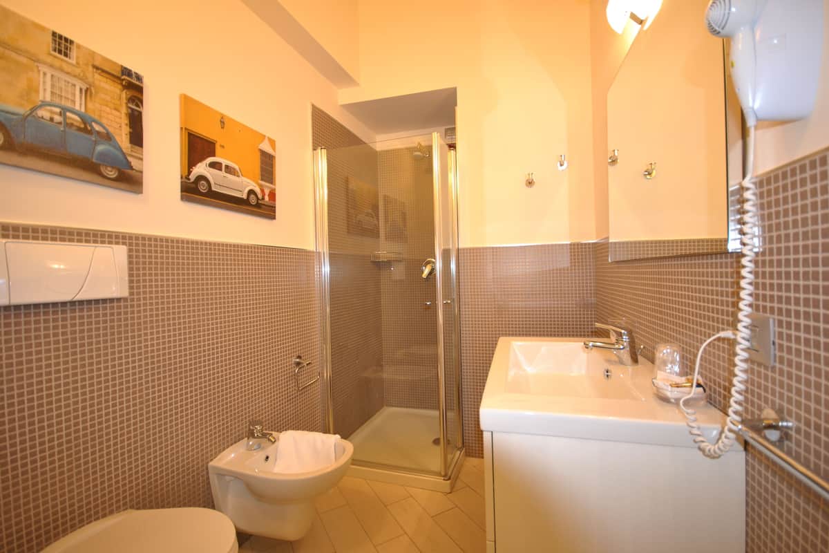 standard apartment, lake view | bathroom | shower, free toiletries, hair dryer, bidet