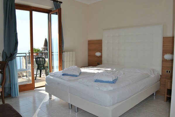 Superior-Doppelzimmer, Seeblick | Daunenbettdecken, Zimmersafe, Schreibtisch, kostenloses WLAN