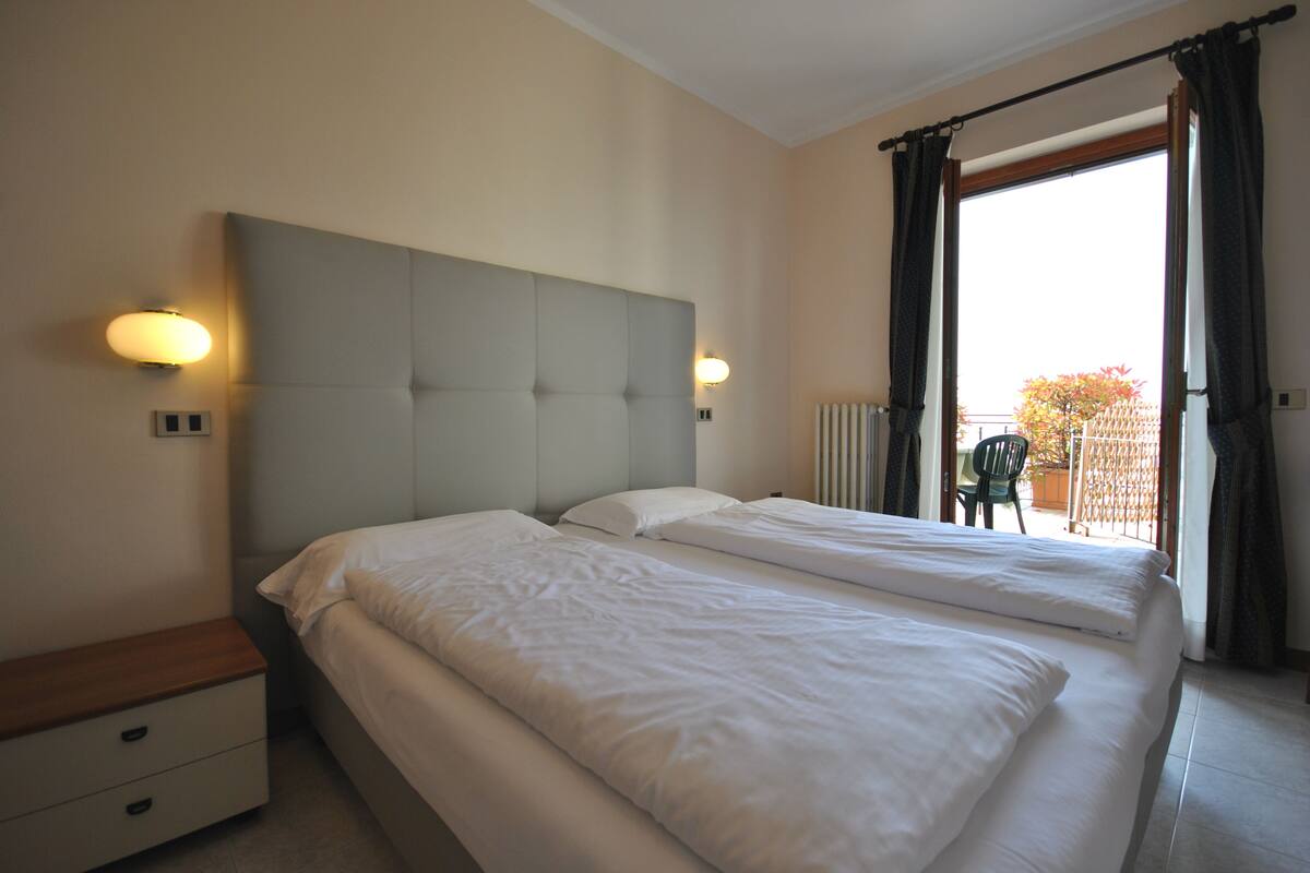 standard double room, terrace, partial lake view | down duvets, in-room safe, desk, free wifi