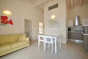 Standard-Apartment, Seeblick | Wohnbereich | 22-Zoll-Flachbildfernseher mit Satellitenempfang, Fernseher