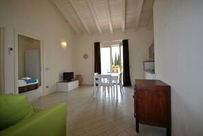 Standard-Apartment, Seeblick | Wohnzimmer | 22-Zoll-Flachbildfernseher mit Satellitenempfang, Fernseher