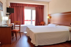 Triple Room | Desk, blackout drapes, cribs/infant beds, free WiFi - Hotel Mari Carmen (Guadix)