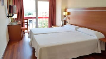 Habitación doble | Escritorio, cortinas opacas, cunas (de pago) y wifi gratis