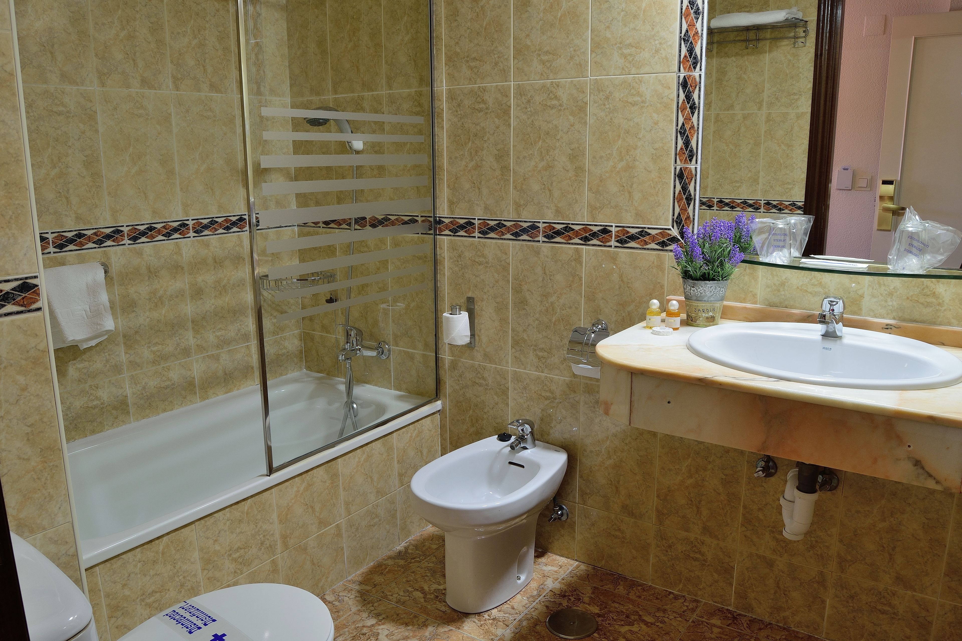 triple room | bathroom | free toiletries, hair dryer, bidet, towels