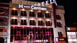 A hotel with a prominent sign reading "HOTEL Carmen" and a visible "CAFETERIA RESTAURANTE" sign. - Hotel Mari Carmen (Guadix)