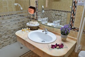 Triple Room | Bathroom sink - Hotel Mari Carmen (Guadix)