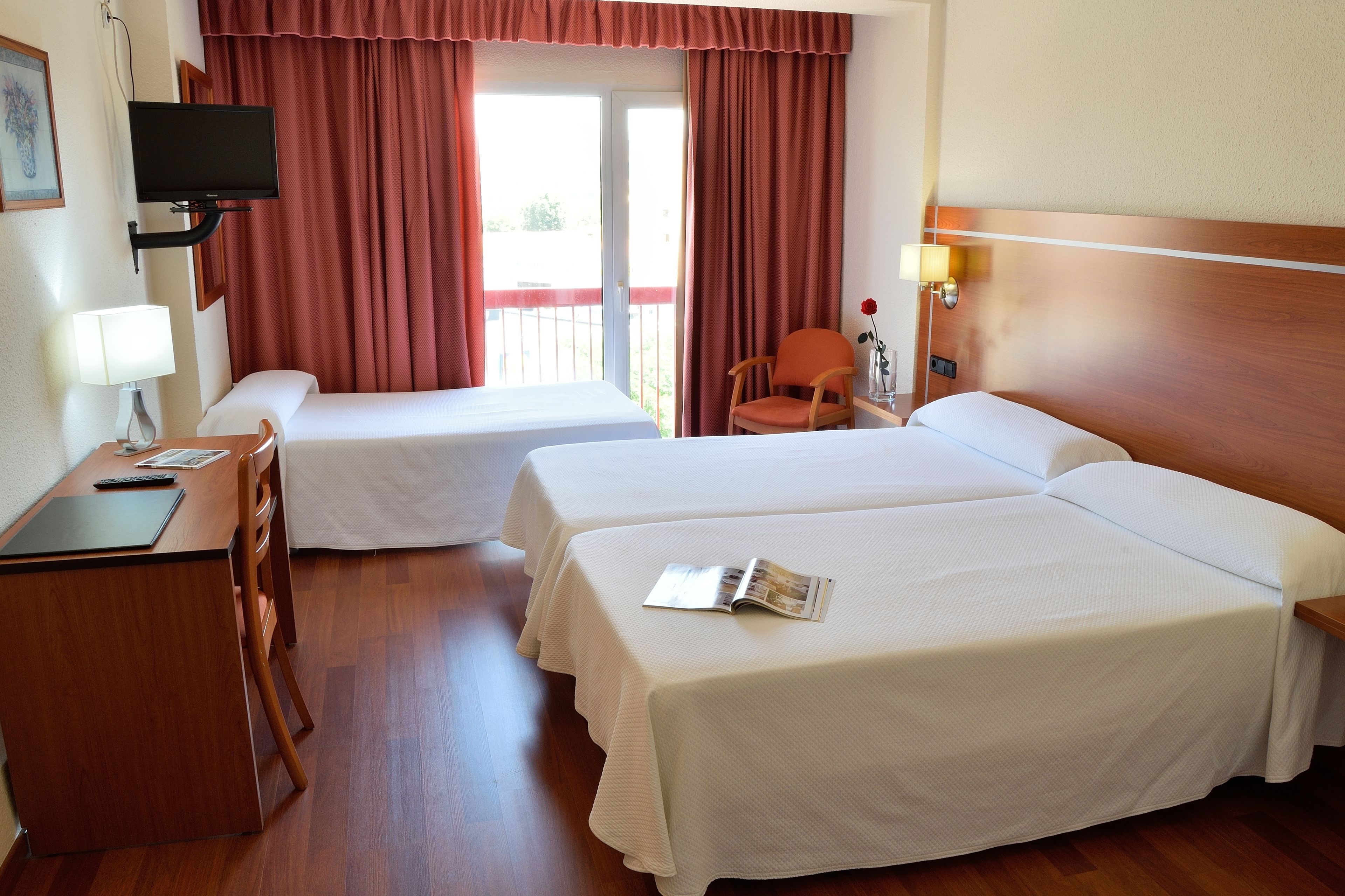 triple room | desk, blackout curtains, cots/infant beds, free wifi