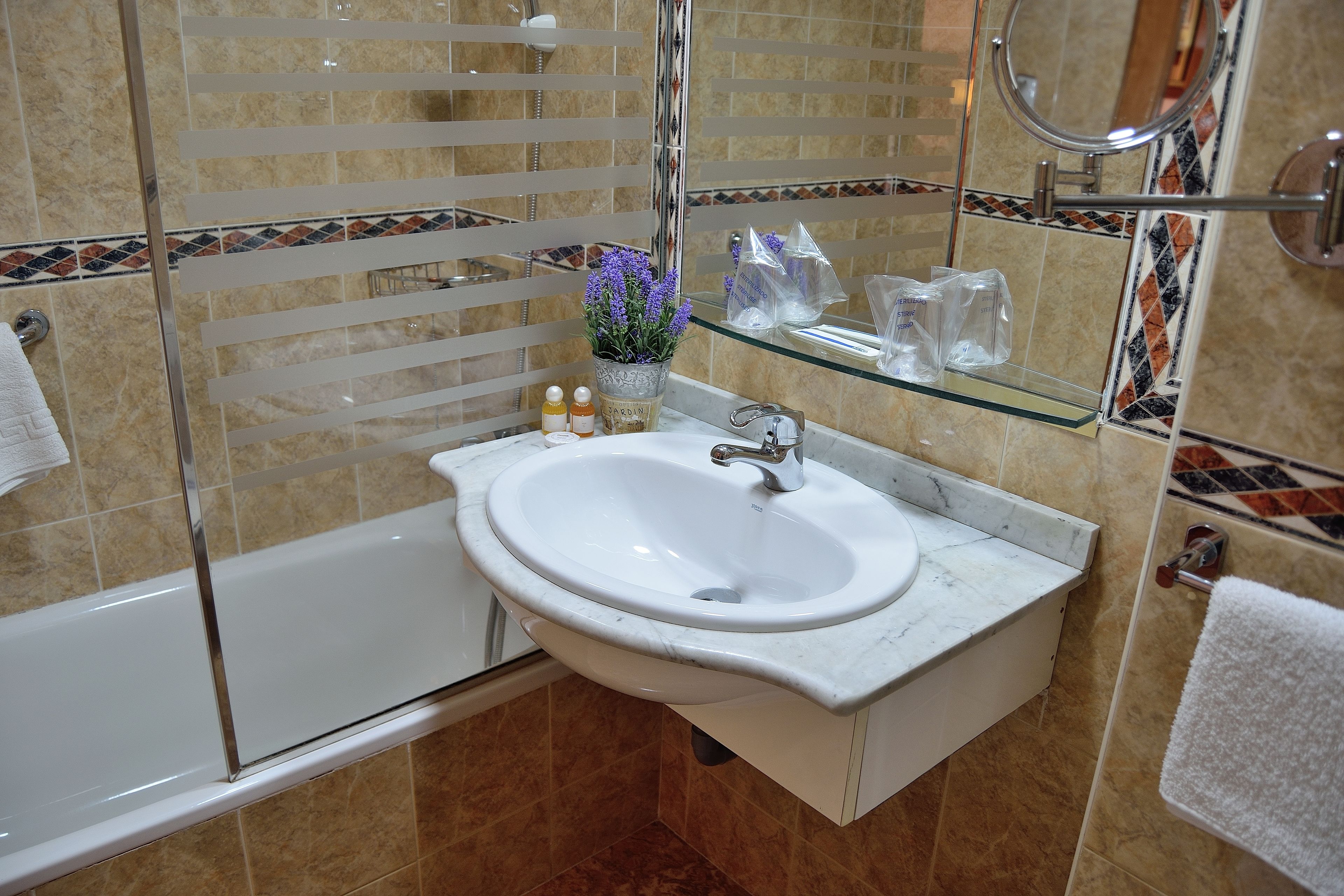 single room | bathroom | free toiletries, hair dryer, bidet, towels