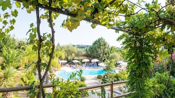 Piscina stagionale all'aperto, ombrelloni da piscina, lettini