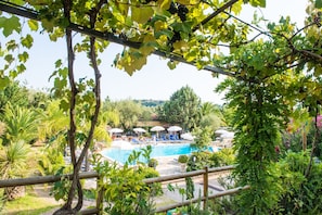 Piscine extérieure (ouverte en saison), parasols de plage