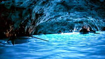 Una cueva con agua y barcos en su interior.