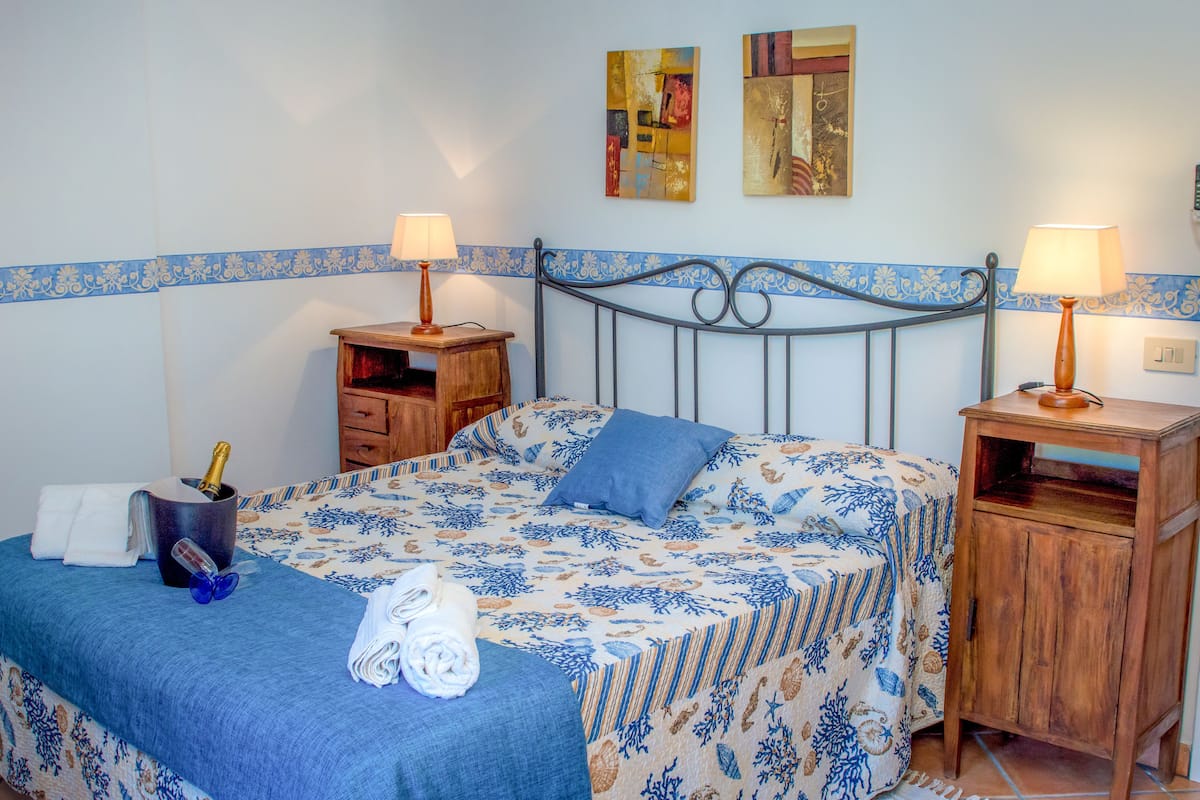Dobbeltrom – classic, 1 queensize-seng, privat bad, tårn | Sengetøy av topp kvalitet, skrivebord, lydisolert og strykejern/-brett