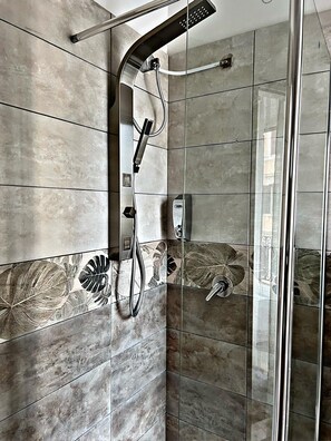 Sèche-cheveux, bidet, serviettes fournies, savon