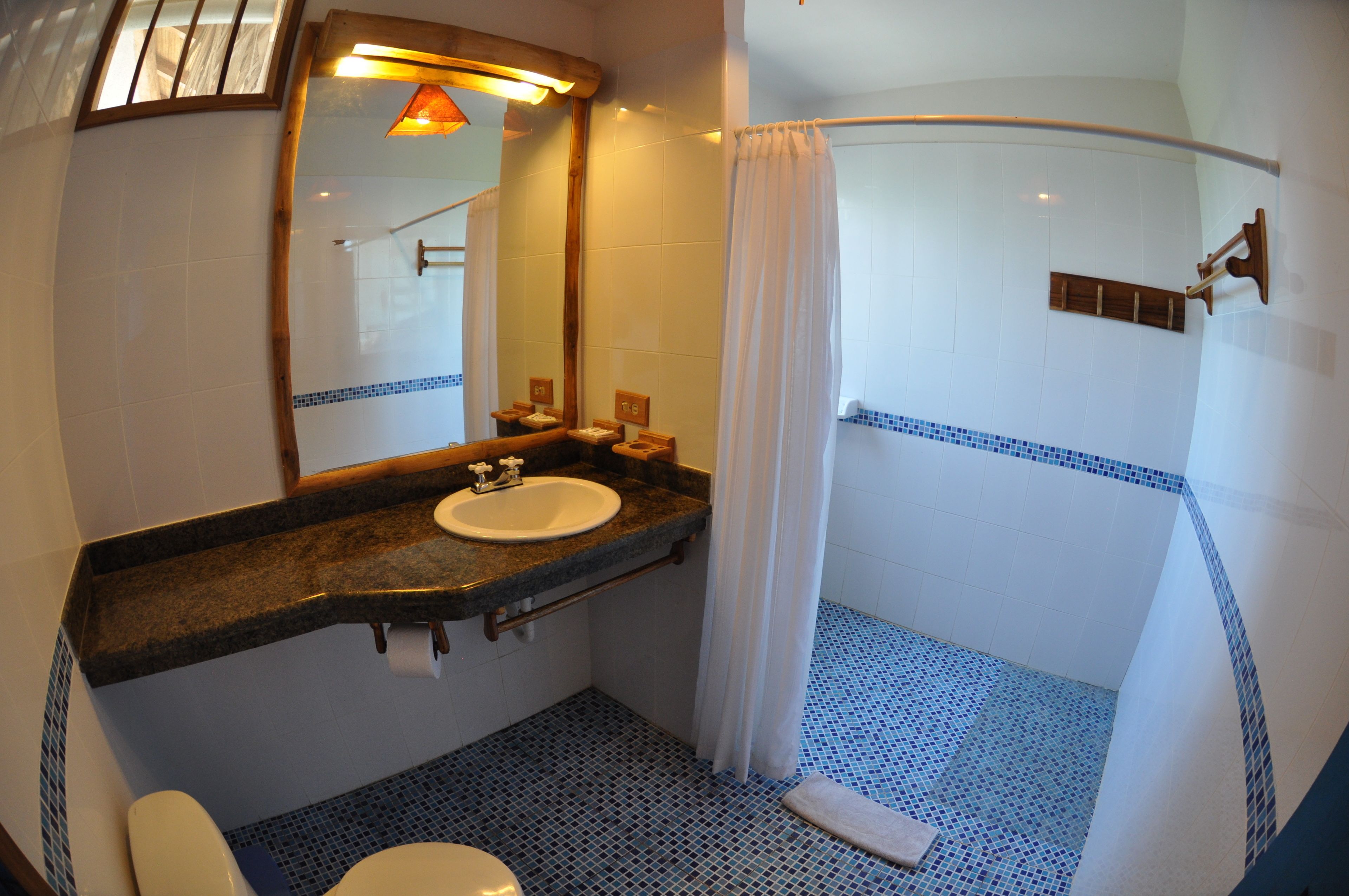 Ein Badezimmer mit Waschbecken, Spiegel und Dusche.