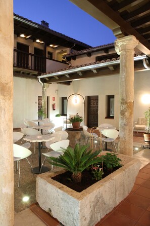 Terrace/patio - Evenia Alcalá Boutique Hotel (Alcala de Henares)