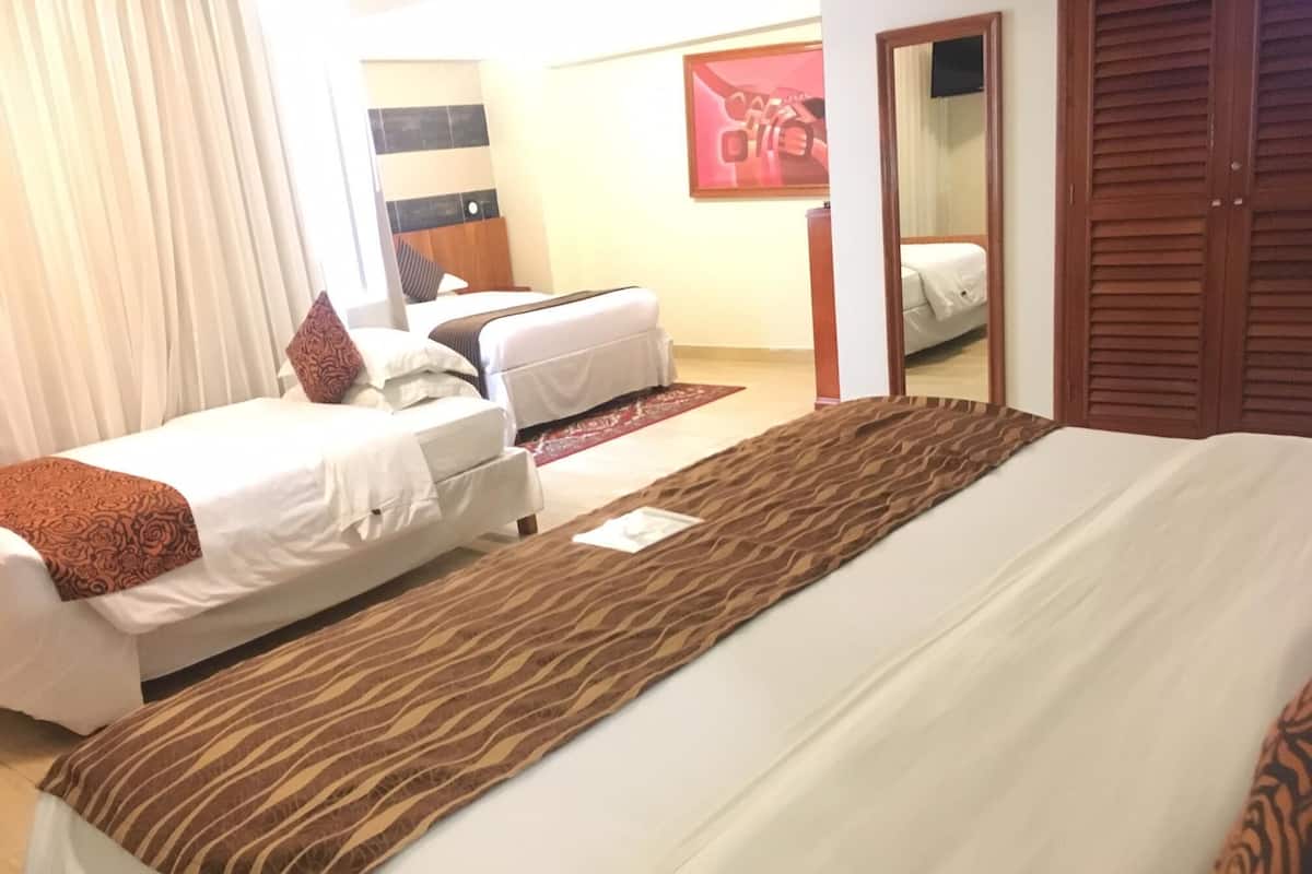 5 bedrooms, Egyptian cotton sheets, premium bedding, down comforters