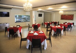 Déjeuner, dîner et souper servis sur place; cuisine internationale 