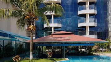 Alberca al aire libre y camastros