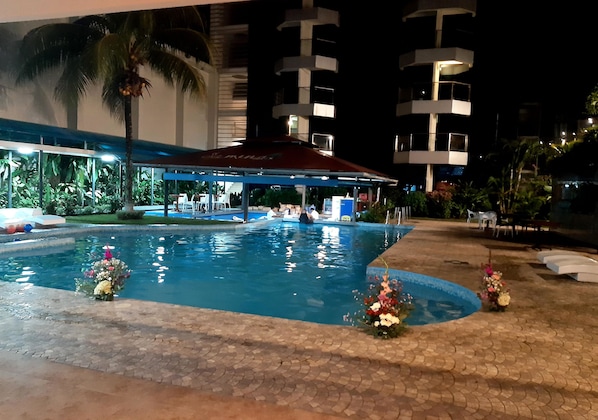 Piscina externa, espreguiçadeiras