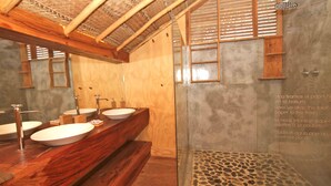 Standaard kamer | Badkamer | Een douche, gratis toiletartikelen