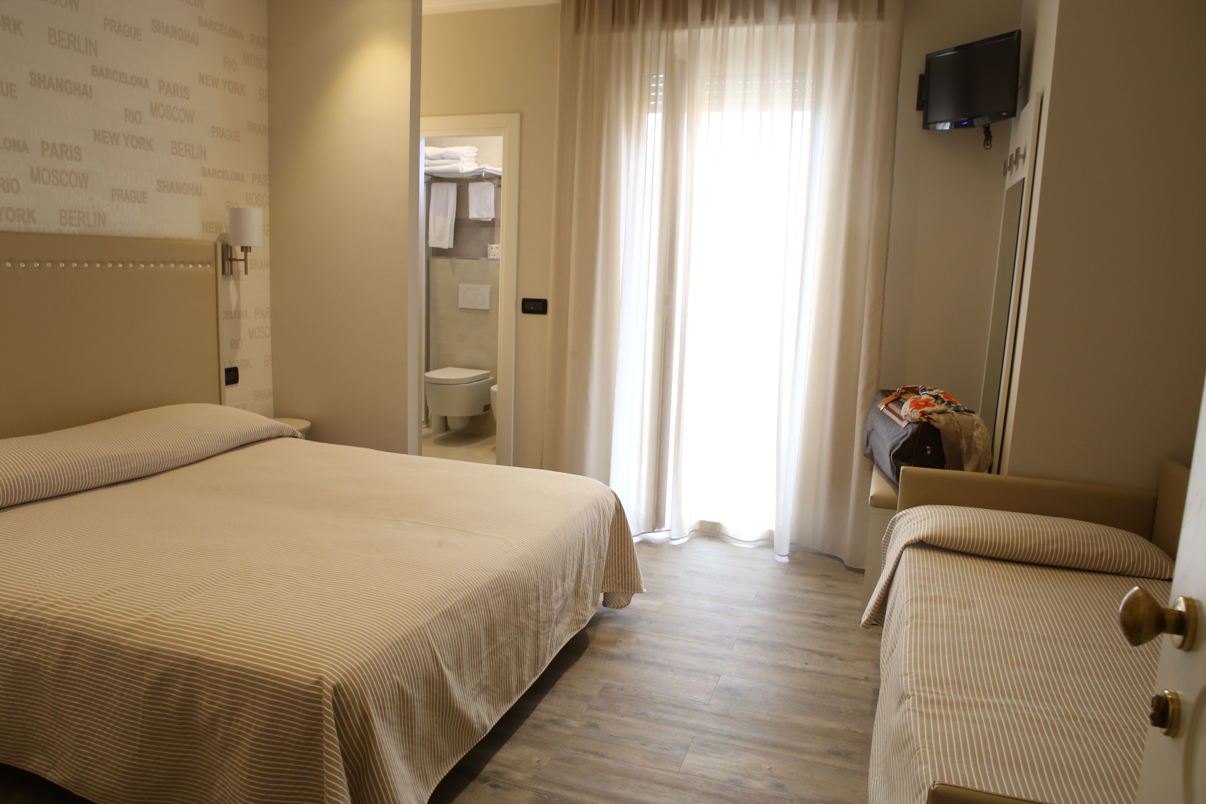 triple room | 1 bedroom, in-room safe, desk, soundproofing