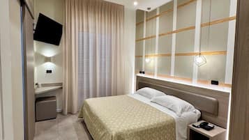 Habitación superior con 1 cama matrimonial o 2 individuales | Caja de seguridad en la habitación, escritorio y insonorización