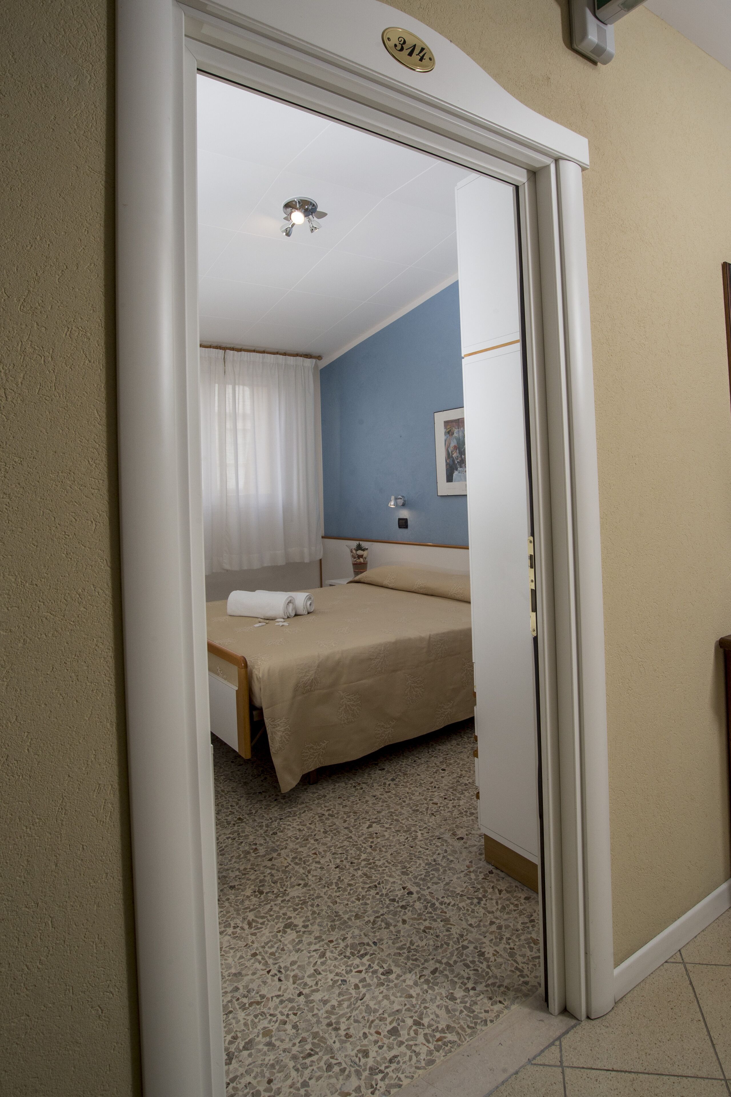 basic double or twin room | 1 bedroom, in-room safe, desk, soundproofing