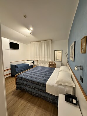 Economy trippelrum | Värdeförvaringsskåp på rummet, skrivbord, ljudisolering och gratis wi-fi