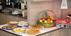 Frukostbuffé varje dag (EUR 7 per person)