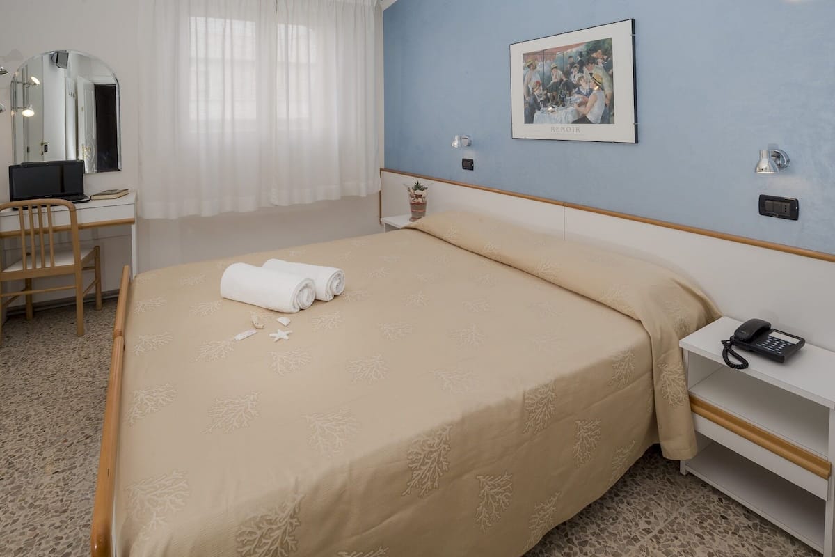 Basic-Doppel- oder -Zweibettzimmer